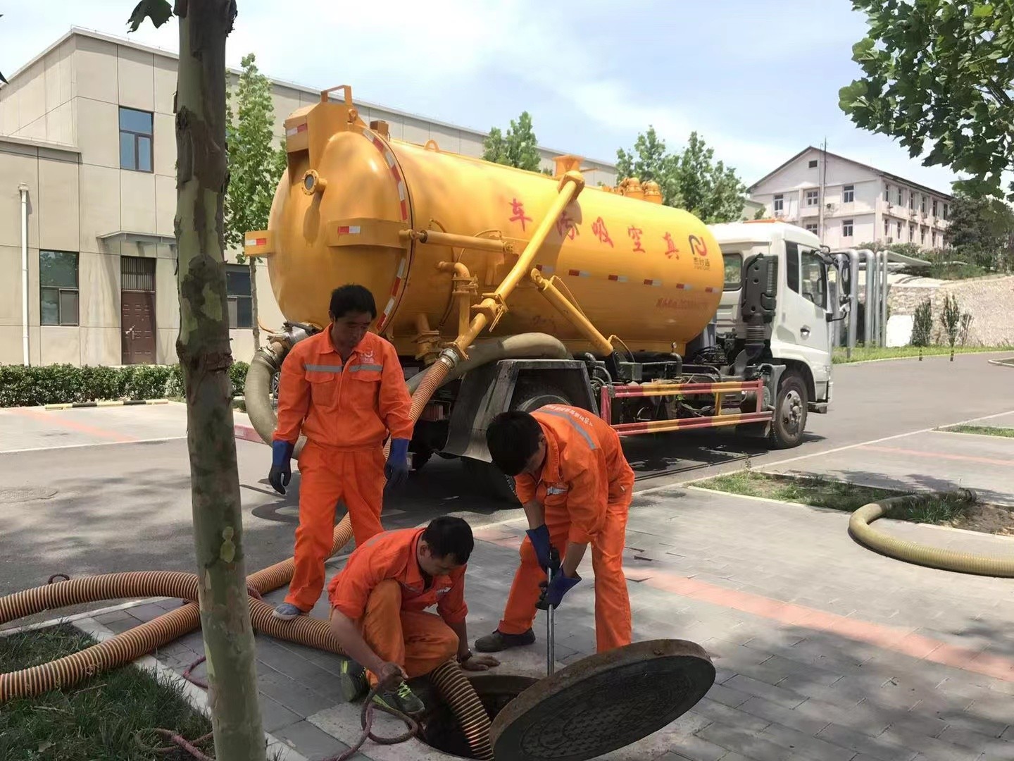 宁陕管道疏通车停在窨井附近