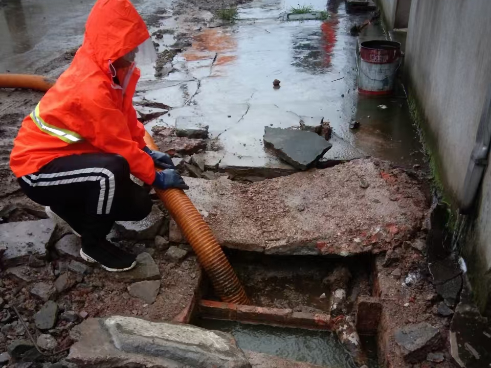 宁陕专业清理污水池 炜誉市政以规范流程守护城市 “肠道”